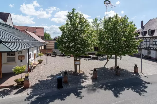 Links der Durlacher Hof und rechts das Eichhaus am Rhodter Dorfmittelpunkt. Im Hintergrund, auf dem Areal Harteneck, ist eine Wo Links der Durlacher Hof und rechts das Eichhaus am Rhodter Dorfmittelpunkt. Im Hintergrund, auf dem Areal Harteneck, ist eine Wo