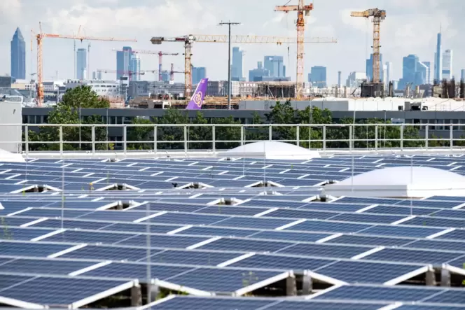 Solarmodule auf einer Halle auf dem Frankfurter Flughafen-Gelände. Solarmodule auf einer Halle auf dem Frankfurter Flughafen-Gelände.