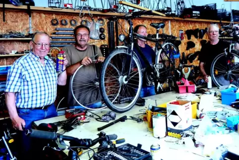 Manfred Berwanger, Wolfgang Schubert, Georg Heger und Norbert Enke (von links) reparieren ehrenamtlich alte Fahrräder in der Fah