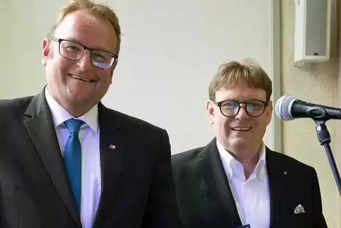 Eric Kunz (rechts) bei der Auszeichnung mit OB Markus Zwick. Dieser würdigte ihn als Hotelier, aber auch als auf mehreren Ebenen