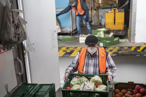 Die Wörther Tafel hat ihre Führung bestätigt. Auf dem Foto laden Hermann Scherrer und Peter Kary bei Lidl Lebensmittel auf. 