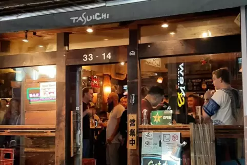 Nicht alle Bars in Tokio halten sich an die Regeln der Regierung und bleiben geöffnet. Sie nehmen es mit Humor: „Get drunk, get 