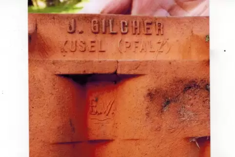 Ein Dachziegel aus der früheren Kuseler Ziegelbrennerei Julius Gilcher. 