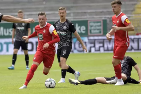 Fällt gegen Gladbach aus: FCK-Mittelfeldspieler Marlon Ritter (links). 