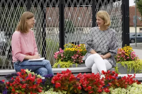 Gespräch zwischen Blumen: Andrea Buchloh-Adler (rechts) und Julia Luttenberger. Die Werkleiterin der Stadtbildpflege berichtet z