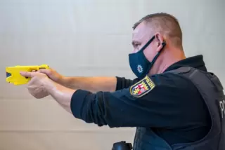 In manchen Fällen muss die Polzei zum Taser greifen. 