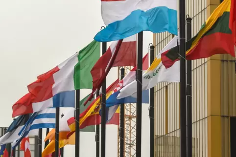 Fahnen der Mitgliedsländer sind vor dem Europäischen Gerichtshof in Luxemburg aufgezogen. Ganz konfliktfrei ist das Zusammenwirk