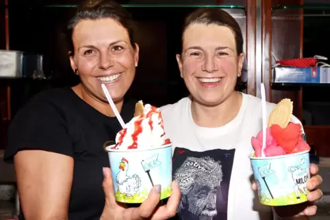 Führen das Eiscafé Dolomiti in Waldsee: die Zwillingsschwestern Elena (links) und Alessia Rigoni.