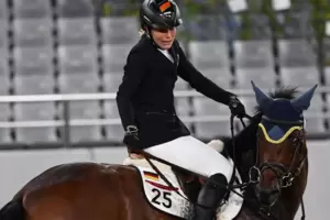 Fatale Bilder: Fünfkämpferin Annika Schleu im hilflosen Disput mit dem verängstigten Pferd Saint Boy.