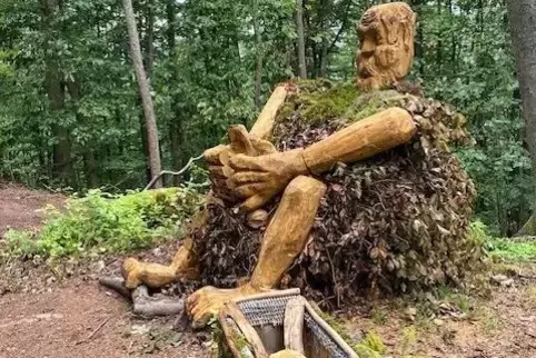 Im Wald: der böse Riese Kreuzmann mit seinem Menschenkäfig.
