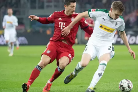 Die Borussia will Matthias Ginter halten, links Robert Lewandowski.