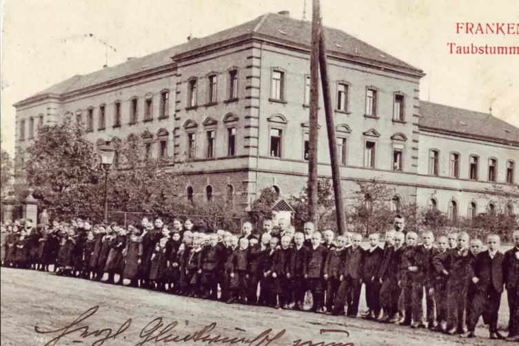 Kahlgeschoren aufgereiht: Sch&uuml;ler der Taubstummenanstalt auf einer Postkarte von 1911. 