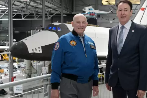 Vor dem russischen Spaceshuttle „Buran“ im Speyerer Technik-Museum: Astronaut Jack Lousma aus den USA und Kurator Gerhard Daum. 