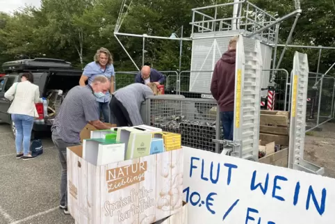 Über 900 Flaschen „Flutwein“ wurden am Samstag in Vinningen verkauft. 6761 Euro Erlös gehen an die Winzergenossenschaft Mayschoß