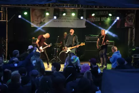 Die Band „Düsenjäger“ riss die Zuschauer sofort mit und sorgte für ausgelassene Stimmung. 