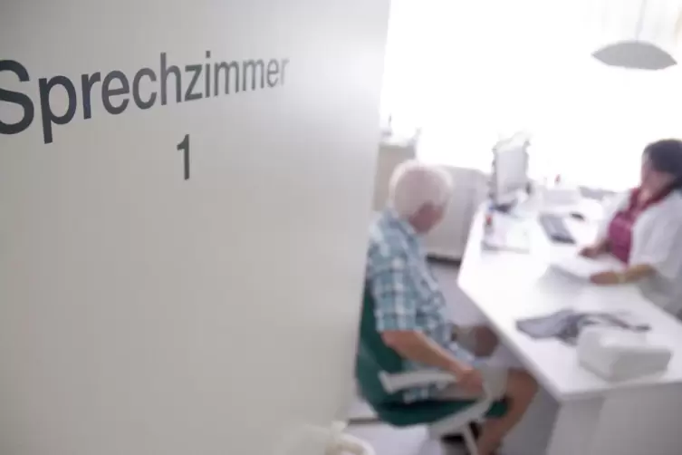 Mancherorts tun Kommunen schon mehr, als nur an Mediziner zu appellieren, sich im Ort niederzulassen. 