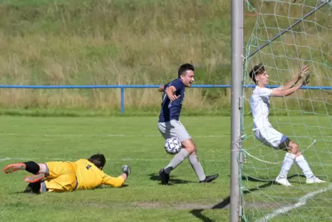 Das Unheil nimmt seinen Lauf: Mechtersheim (blau) geht 1:0 in Führung.