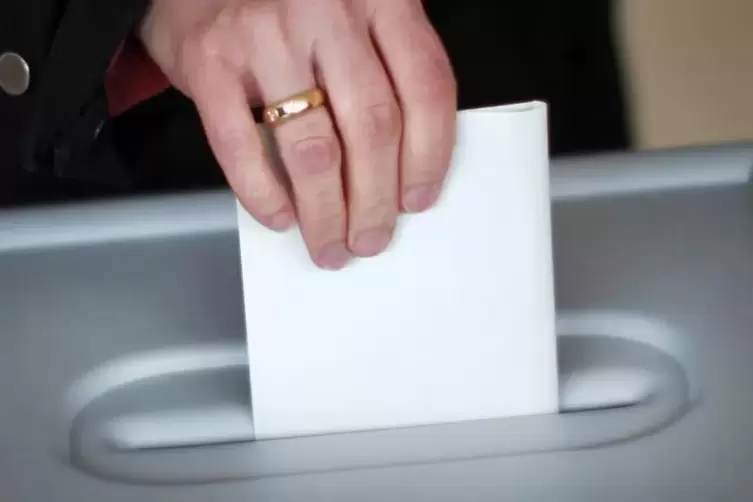 Eine Frau gibt in einem Wahllokal ihre Stimme ab
