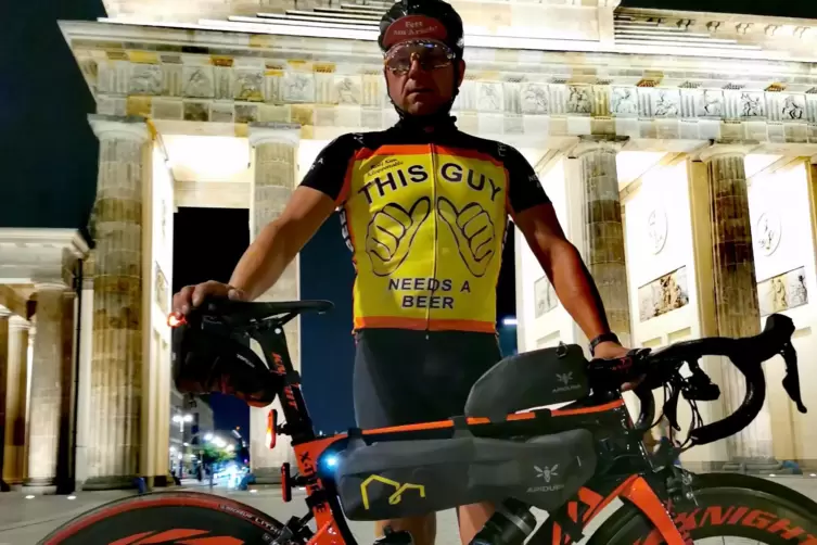 Angekommen nach 30 Stunden beziehungsweise 23 Stunden reiner Fahrzeit: Ralf Kien mit seinem Rennrad vor dem Brandenburger Tor in