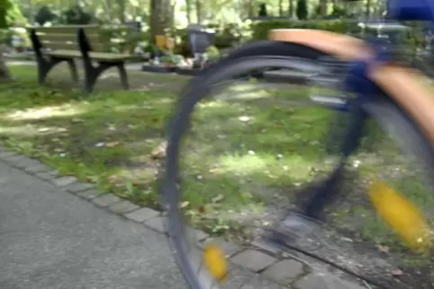 Radfahrer auf dem Friedhof – für manche ein Ärgernis und nicht der Würde des Orts angemessen. 