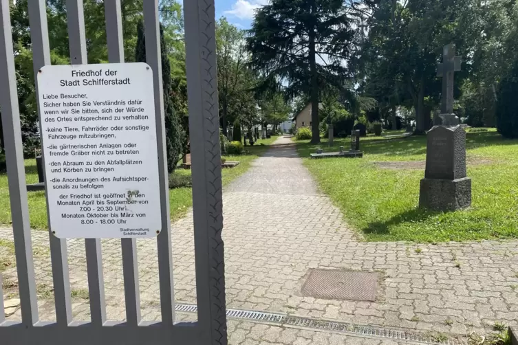 Schild mit Friedhofsordnung am Eingang des ehemaligen Stadtfriedhofs in Schifferstadt: Der schnurgerade Weg ist eine beliebte Ve