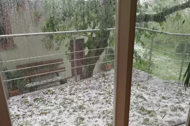 Und pl&ouml;tzlich kam der Hagel: Innerhalb weniger Minuten war dieser Balkon in Enkenbach-Alsenborn von den gro&szlig;en K&ouml;rnern bedeckt. 