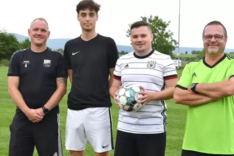 Zwei Trainer mit zwei der Friedelsheimer Neuzugänge (von links): Spielertrainer Tobias Bartnik, Niklas Faber, Marco Riede und Üb