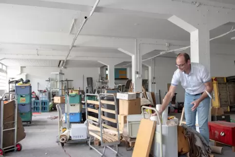 Dekan Dietmar Zoller verschafft siche einen Überblick über den vielen Müll, der sich angesammelt hat. 