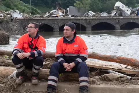 Erschöpfte Helfer in Altenahr: Die Fluten im Westen und Süden Deutschlands haben großes Leid verursacht.