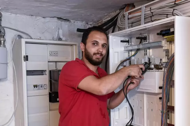Bei der Arbeit als Elektroniker: Im Winter stehen für Bassel Barakat die Abschlussprüfungen an.