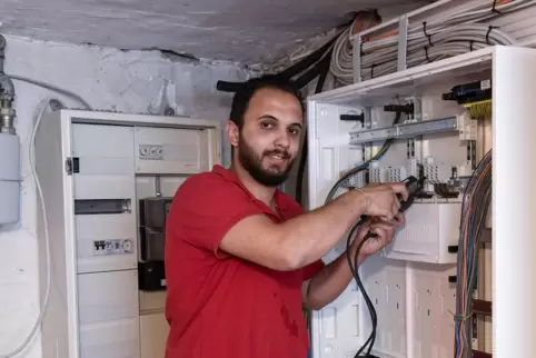 Bei der Arbeit als Elektroniker: Im Winter stehen für Bassel Barakat die Abschlussprüfungen an.