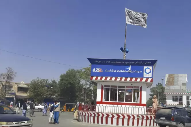 Eine Flagge der Taliban weht über diesem Posten in Kundus, der Stadt, in der bis vor kurzem noch die Bundeswehr stationiert war.