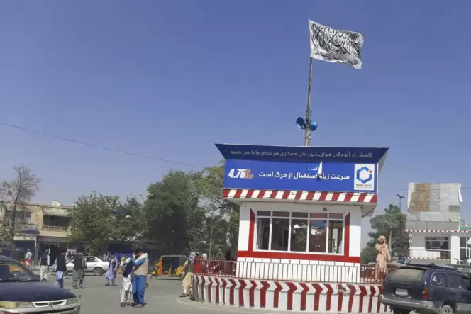 Eine Flagge der Taliban weht über diesem Posten in Kundus, der Stadt, in der bis vor kurzem noch die Bundeswehr stationiert war. Eine Flagge der Taliban weht über diesem Posten in Kundus, der Stadt, in der bis vor kurzem noch die Bundeswehr stationiert war.