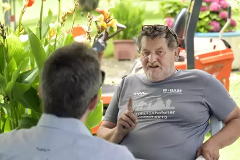 Hat zwölf Jahre lang in Griechenland als Tauchlehrer gearbeitet: Manfred Platz, hier im Gespräch mit Volker Endres.