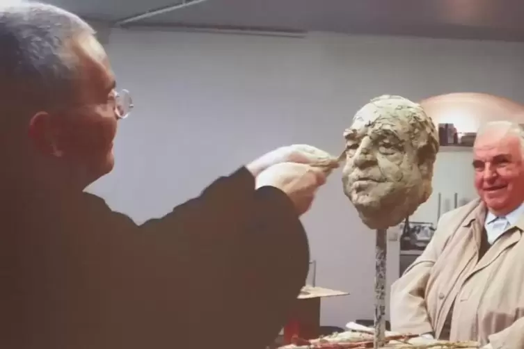 Bei der Arbeit: Der K&uuml;nstler Karlheinz Oswald portr&auml;tiert Altbundeskanzler Helmut Kohl.