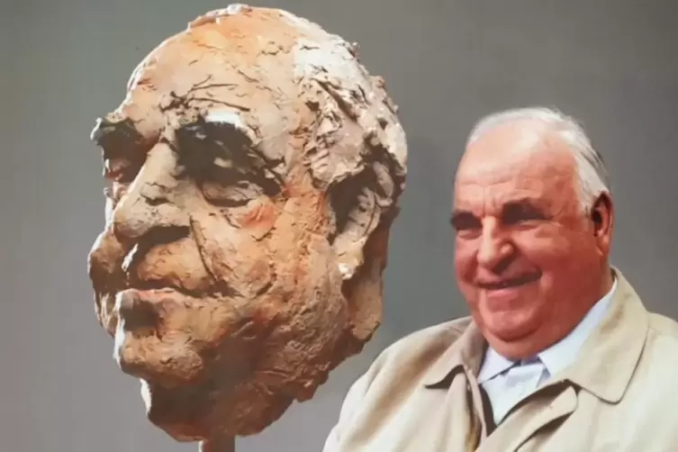 Eines der wiederentdeckten Fotos der Portr&auml;tsitzung von Helmut Kohl bei dem Bildhauer Karlheinz Oswald. Die B&uuml;ste wurde dem Hist