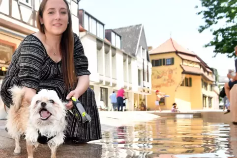 Im Juni freuten sich Christina Hock und Hund Balu über eine Abkühlung. Dafür kann „Wasser in die Stadt“ jetzt wieder sorgen, wei
