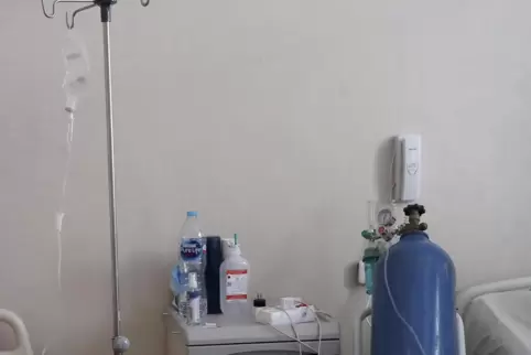 Sauerstoffflasche in einem Krankenzimmer. Dieses Bild stammt aus Indonesien. 