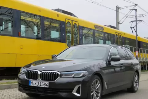 Fast fünf Meter lang: der große Kombi von BMW.