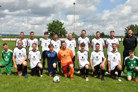 Das neue Team des TuS Friedelsheim II: (hinten von links) Marco Fried, Daniel Mayer, Matteo Peter, Marcel Kartenbach, Niko Becke