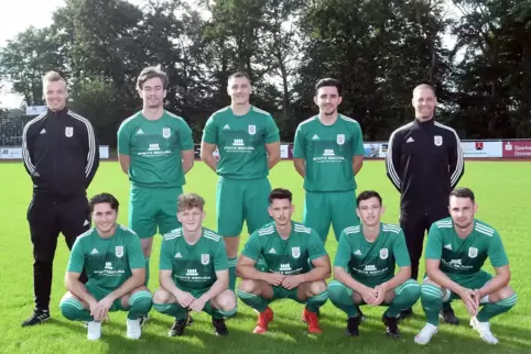 Der SV Kirchheimbolanden hat seinen Kader qualitativ verstärkt, glaubt Trainer Timo Riemer (links hinten). Neu im Team sind (unt