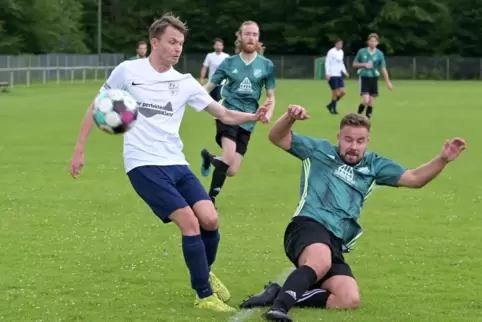 Jetzt geht’s los: Am Mittwochabend beginnt für den ASV Harthausen II mit Kevin Pröll (rechts im Pokal gegen Jan Büttner vom FV H