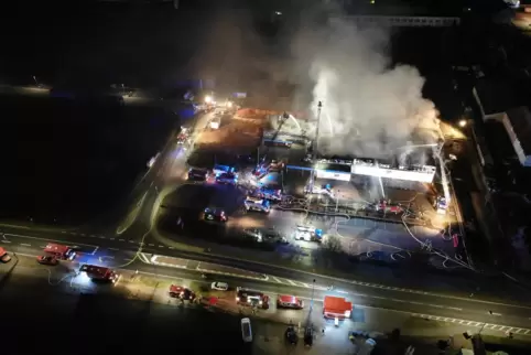 Der Großbrand vom 7. März von oben: Mit einer Drohne hat die Feuerwehr ihren Einsatz am Penny-Markt dokumentiert. 