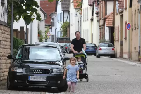  Weil Autos auf dem Gehweg parken, müssen Alexander Herbst und seine beiden Töchter in der Hauptstsraße auch auf die Straße ausw
