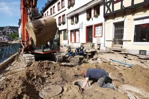 Ein Mann arbeitet an der Kanalisation in der zerstörten Altstadt von Bad Münstereifel. 