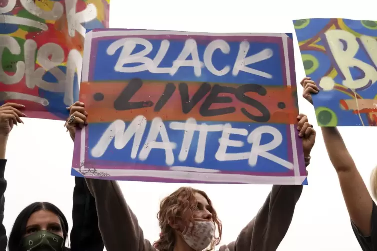 Die Black-Lives-Matter-Bewegung mit Protesten gegen die Diskriminierung von Menschen mit anderer als weißer Hauptfarbe und die E