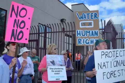 Weltweit gibt es immer wieder Proteste, wie in hier Kalifornien, gegen die Pläne von Nestlé, sich den Zugriff auf Trinkwasser zu