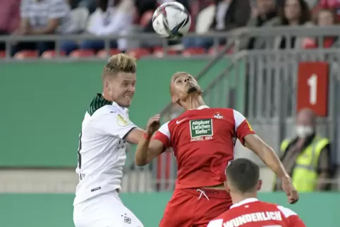Verbessert: Kenny Prince Redondo (Mitte) gegen Nico Elvedi. 