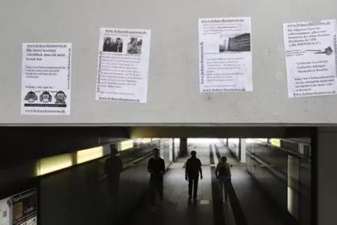 Der Plakatekleber hat offenbar wieder zugeschlagen. 
