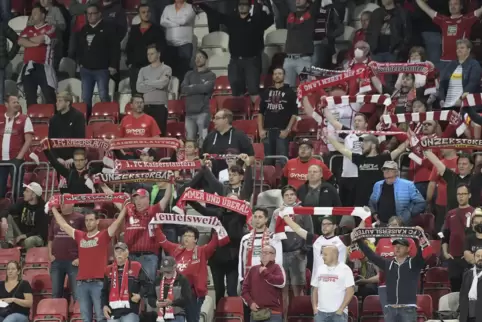 Zufriedene FCK-Fans feierten nach dem DFB-Pokalspiel am Montagabend gegen Gladbach ihr Team – trotz dessen 0:1-Niederlage. 